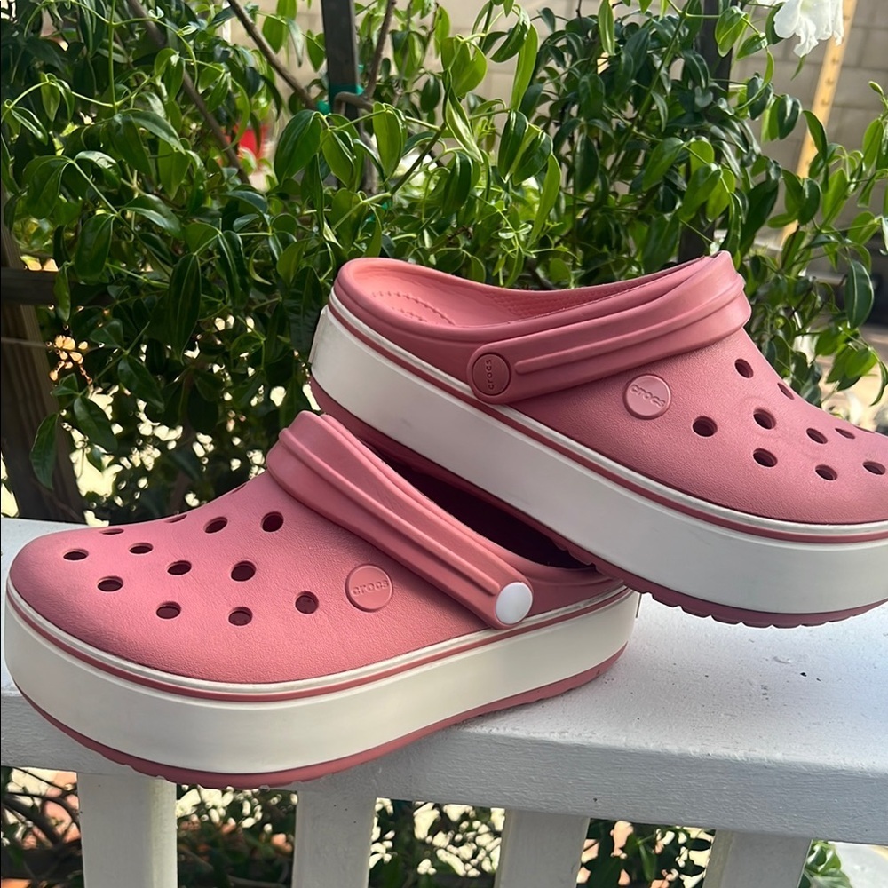 Women’s/Kids Pink Clogs Size 6-4 iconic CROCS Comfort clogs - Picture 3 of 15